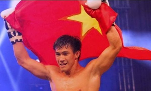 VIDEO: Nguyễn Trần Duy Nhất đánh bại võ sỹ Trung Quốc ở chung kết Muay Thái