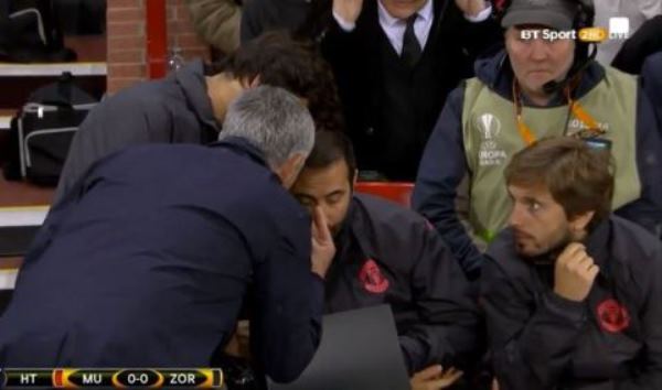VIDEO: Mourinho nổi cơn thịnh nộ với trợ lý ngay trong trận đấu
