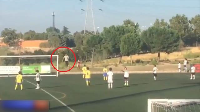 VIDEO: Ronaldo sắm vai người nhặt bóng trong trận đấu của con trai