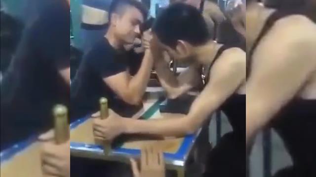 VIDEO: Chơi vật tay ở phòng tập gym và cái kết đắng