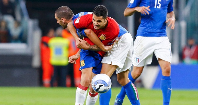Hàng thủ mắc lỗi, Tây Ban Nha chấp nhận cưa điểm với Italia