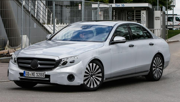 Mercedes đạt doanh thu ngoạn mục tháng 9, BMW im lặng