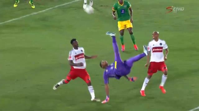 VIDEO: Bàn thắng khó tin nhất từng ghi bởi thủ môn