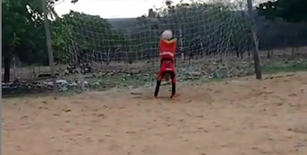 VIDEO: Pha bắt bóng kỳ diệu của chàng thủ môn không có chân