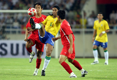 Ronaldinho vỗ tay tán thưởng cho tài năng của cựu tuyển thủ VN