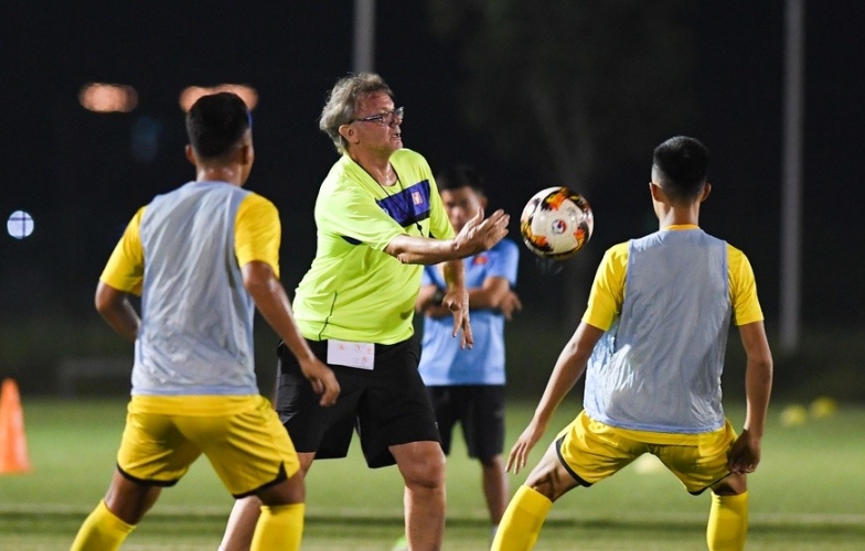 HLV Troussier 'bắt' U19 Việt Nam luyện công đến gần 12h đêm