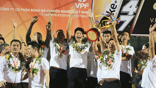 VIDEO CỰC CHẤT: Hà Nội FC ăn mừng vô địch Cúp Quốc gia trên xe