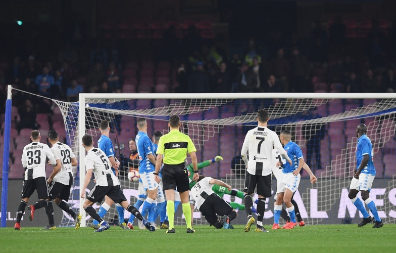 Ronaldo nhạt nhòa, Juventus đánh bại Napoli đầy may mắn