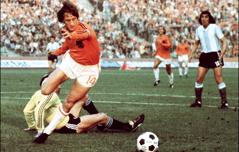 VIDEO: Huyền thoại Johan Cruyff lừa cả thế giới với cú penalty quá đỉnh