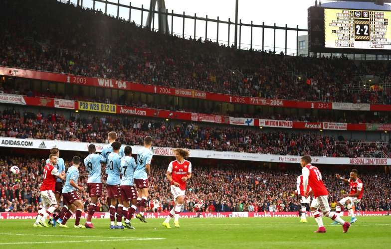 Arsenal lội ngược dòng ngoạn mục dù chơi với 10 người
