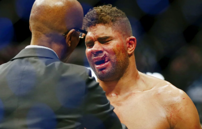 VIDEO: Cú móc trời giáng khiến võ sĩ UFC 'vỡ mồm'