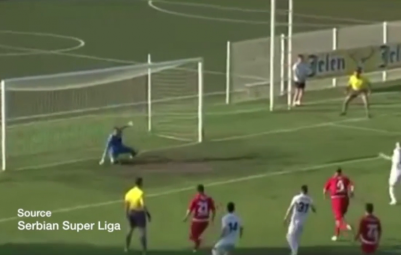 VIDEO: Cầu thủ bẽ bàng vì 'vấp cỏ' trước khi đá penalty