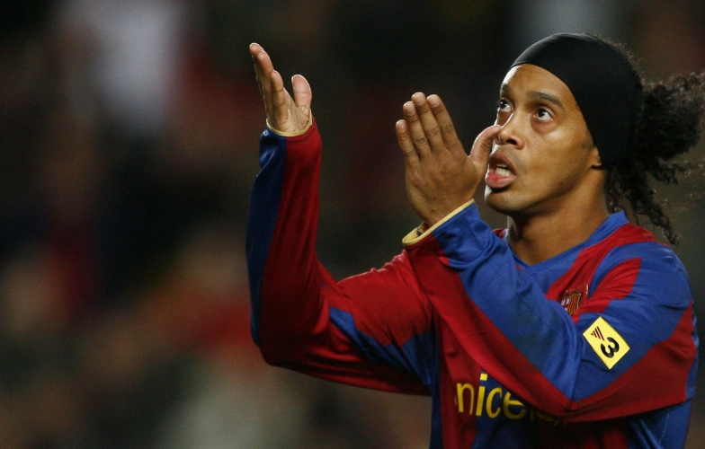 Barca bị tố đối xử tệ với Ronaldinho