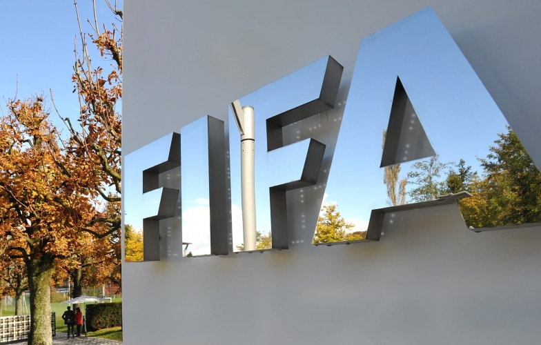 FIFA thừa nhận gặp khó, nhiều cầu thủ dễ phải 'ra đường'