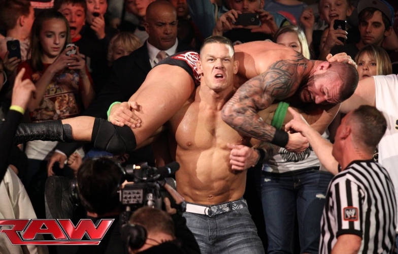 John Cena nổi điên, đuổi đánh khiến đối thủ bỏ chạy về nhà