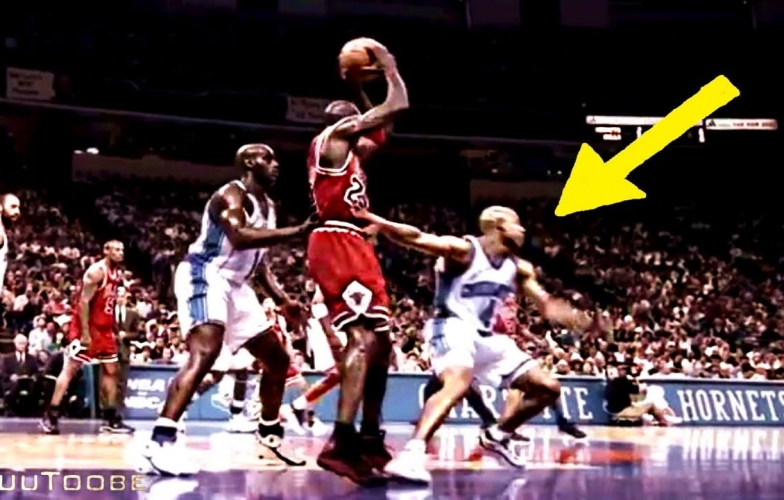 VIDEO: BLV bật cười với cú ném giả ảo diệu của Michael Jordan
