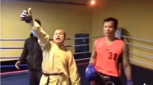 VIDEO: Võ sư Trung Quốc ăn mừng điên dại dù bị đánh thua tơi tả