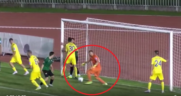 VIDEO: Thủ môn bị nghi bán độ vì mắc 2 sai lầm 'như tấu hài'
