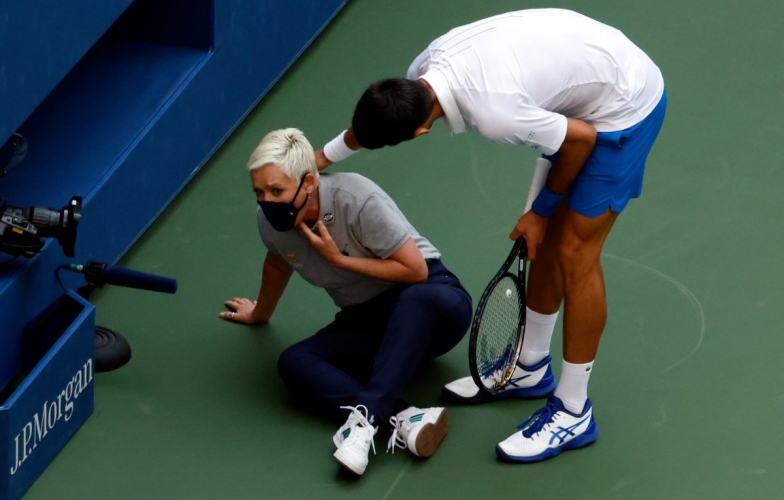 VIDEO: Djokovic đánh bóng vào mặt nữ trọng tài ở US Open