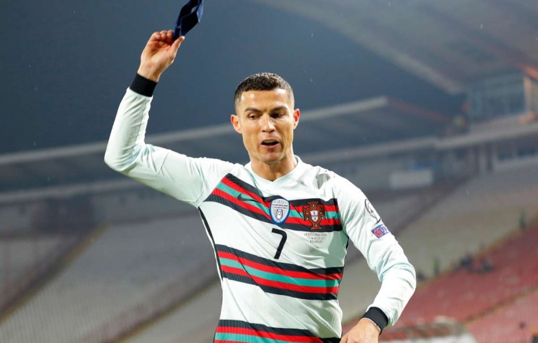 Ronaldo giận dữ ném băng đội trưởng vì mất bàn thắng mười mươi