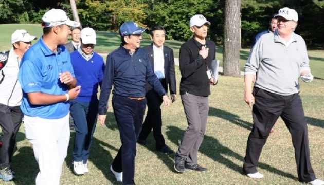 Tổng thống Trump chơi golf cùng thủ tướng Nhật Shinzo Abe 