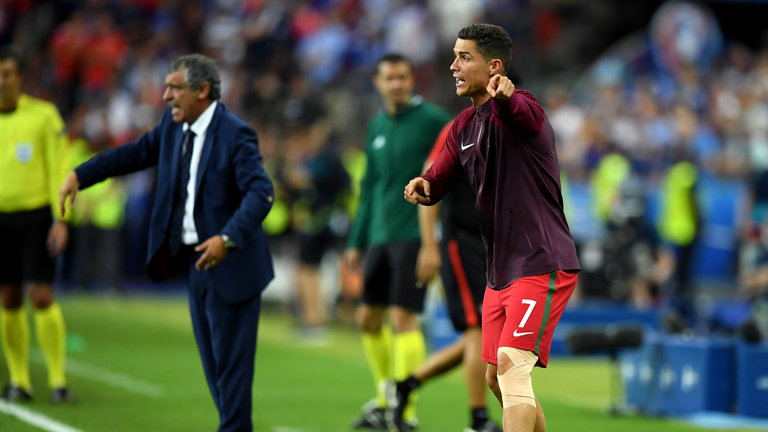 Ronaldo: 'Làm HLV, tôi sẽ dạy học trò rê bóng, sút và ghi bàn'