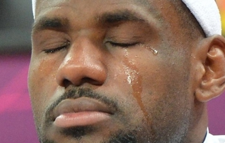 Lebron James bật khóc tại sân bay trước sự ra đi của Kobe Bryant