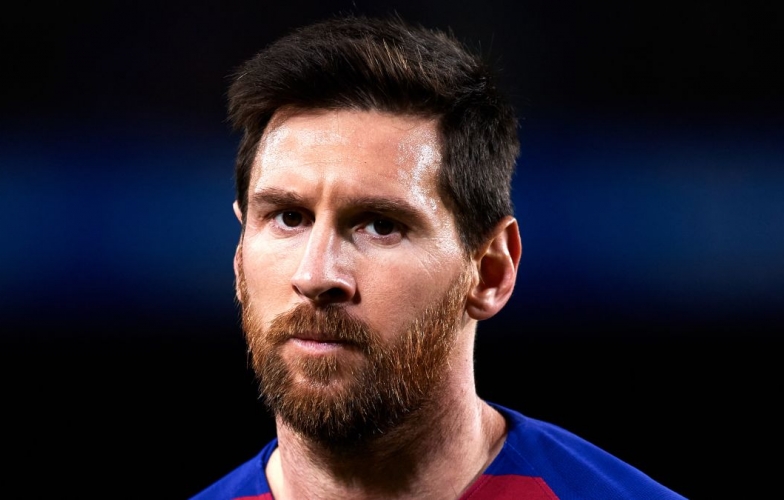 Messi xô xát, dằn mặt 'kẻ thách thức' trên sân tập