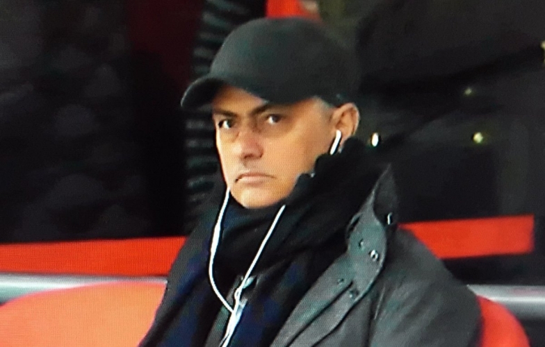 Mourinho bị cười nhạo vì lén lút đến Đức xem đá bóng