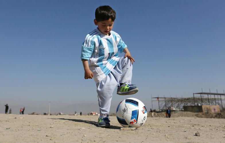 VIDEO: Kinh ngạc trước tài năng thiên bẩm của 'Messi 2 tuổi'