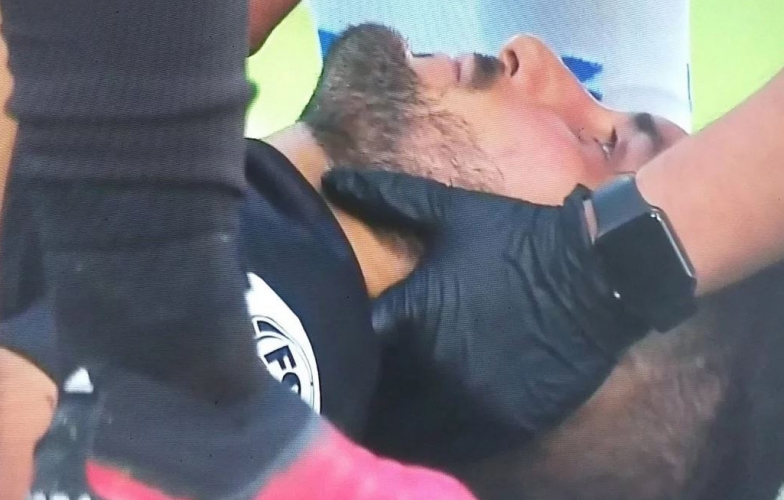 VIDEO: Cầu thủ bị CĐV quá khích bắn gục ở giữa sân