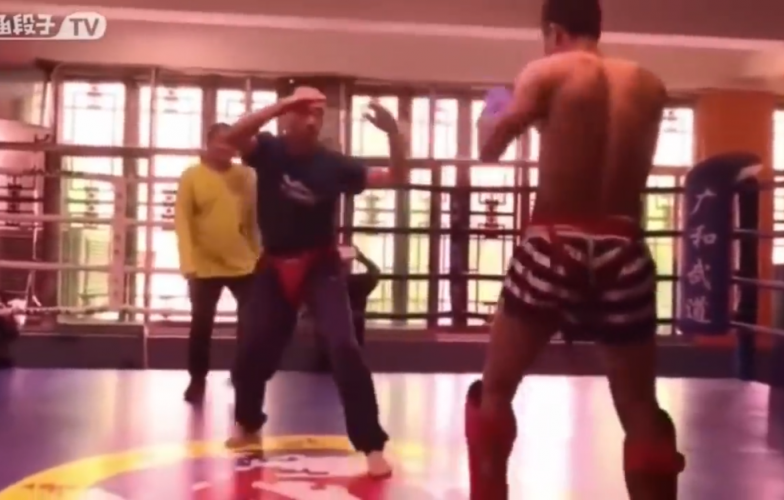 VIDEO: Cao thủ Thái Cực bị đánh như trẻ con trước võ sĩ hậu bối