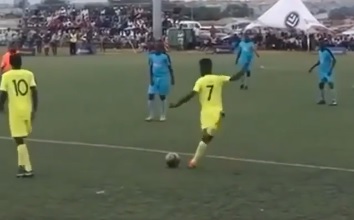 VIDEO: Cầu thủ và pha chuyền bóng 'bị đánh cũng không ai can'