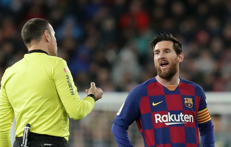 Messi nổi đóa sau khi bị trọng tài 'truy cản'