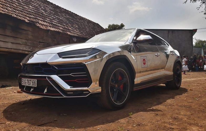 Minh 'nhựa' cưỡi Lamborghini Urus cực chất đi trao quà Tết