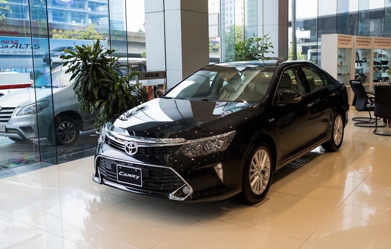 Giá Toyota Camry giảm tới 70 triệu đồng, dọn kho đón xe nhập Thái