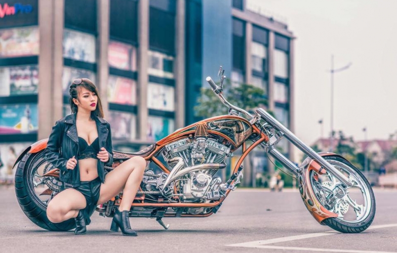 Xe & người đẹp: Mô tô Chopper cực hiếm khoe dáng bên hot girl Ngân Lee