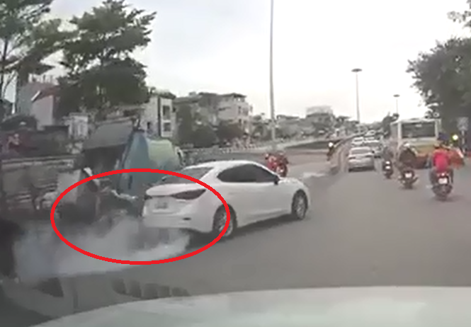 VIDEO: 'Ô tô điên' đâm đổ thùng rác, kéo lê lao công xuống đường