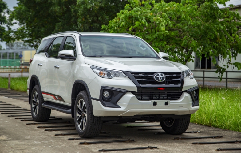 Giá xe Toyota Fortuner “chạm đáy”, phả hơi nóng vào Ford Everest