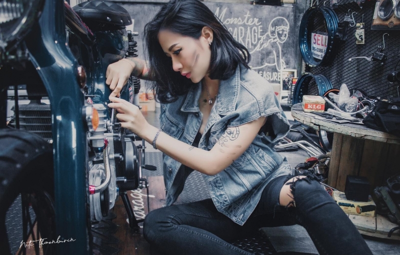 Xe & người đẹp: Hot girl xăm trổ khoe dáng trong garage mô tô cũ