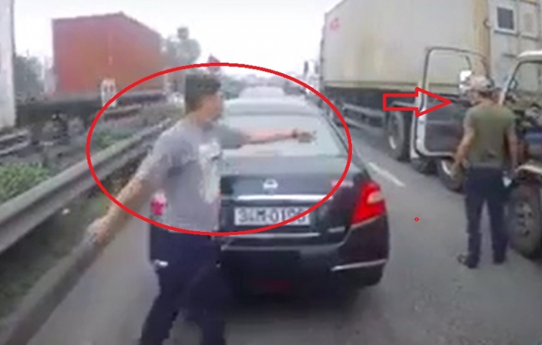 VIDEO: Va chạm gia giao thông và 'người phán xử' bất ngờ xuất hiện