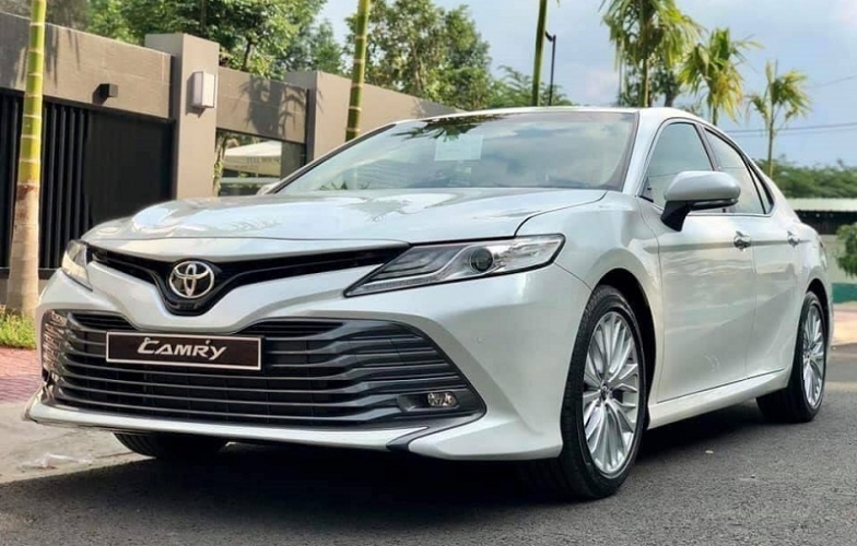 Toyota Camry: Giá lăn bánh 2023, TSKT & đánh giá chi tiết