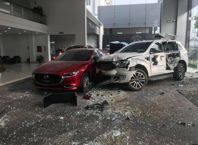 'Ô tô điên' lao vào showroom tại Phú Thọ, thiệt hại nặng