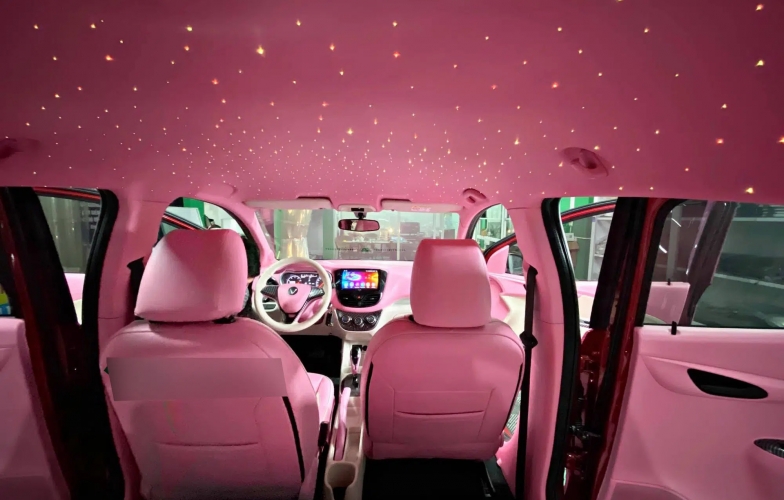 Ngắm VinFast Fadil độ nội thất “full hồng” chảnh như Rolls-Royce