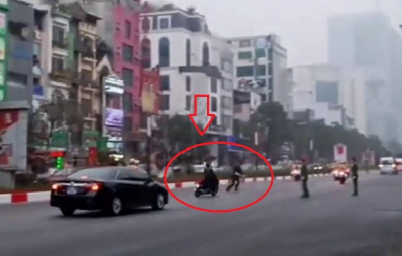 VIDEO: Phẫn nộ nam thanh niên 'tạt đầu' đoàn xe đại biểu Đại hội Đảng XIII