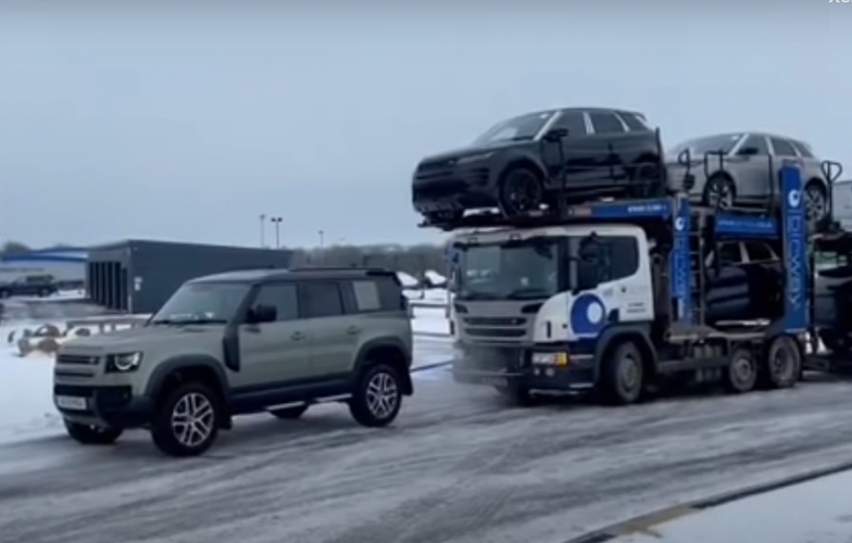 Kinh ngạc Land Rover Defender giải cứu xe tải 44 tấn trên đường băng