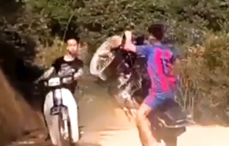 VIDEO: Thanh niên tập bốc đầu xe máy và cái kết cực hài hước