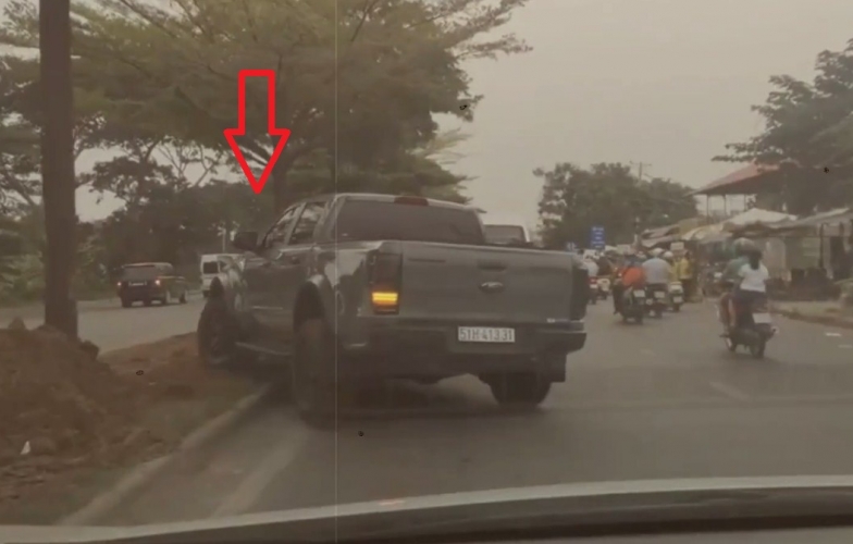 VIDEO: Cậy khỏe, Ford Ranger leo lên dải phân cách để chuyển làn