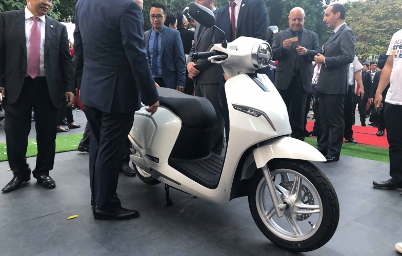 Người dân Thủ Đô hào hứng với xe máy điện VinFast Klara