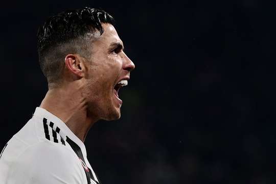 Ronaldo chói sáng, Juventus vẫn mất điểm trên sân nhà